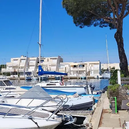 Holiday home Marina Blue Belle Vue Sur Les Bateaux Terrasse Et Jardin Le Grau-du-Roi